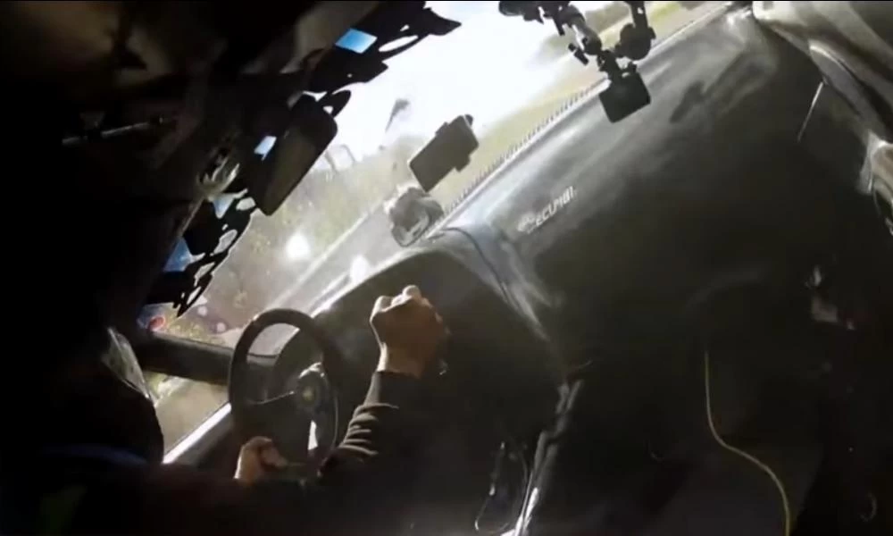 Απίστευτή σύγκρουση αυτοκινήτου με 220 χλμ./ώρα